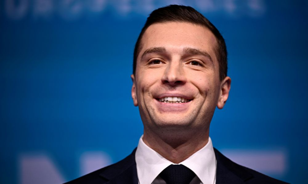 Na França, líder da extrema-direita promete votação para derrubar premiê por impasse