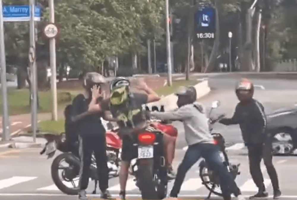 Criminosos cercam vítima e roubam moto de luxo em plena Avenida Faria Lima, em São Paulo
