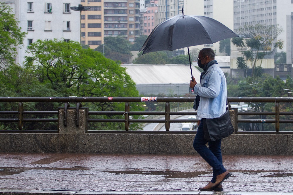 Avanço de frente fria muda o tempo em SP e mantém alerta para temporais no Sul