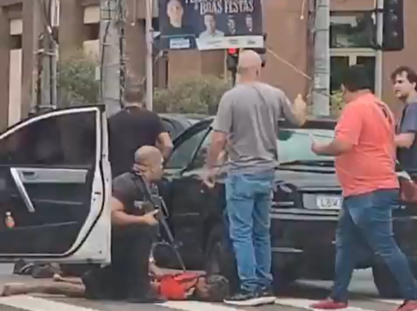 Policiais rendem Nikolas Leonardo da Silva Oliveira na Rua Teodoro da Silva, em Vila Isabel, zona norte do Rio