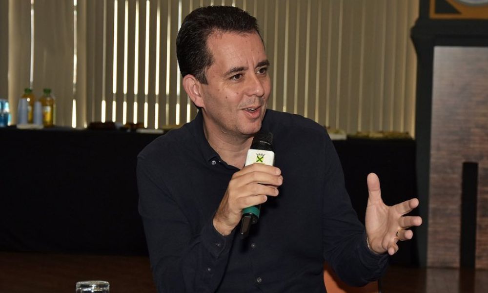 Paulo Serra desiste do governo de SP e anuncia pré-candidatura para deputado federal