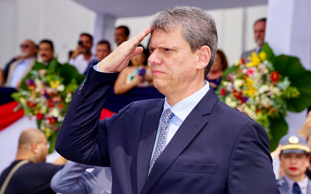 Tarcísio diz que não colocaria o boné de Donald Trump novamente