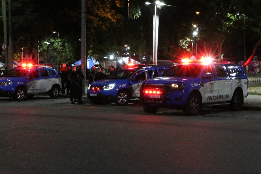 Sargento da PM do RJ é ferida por tiro disparado por colega durante serviço
