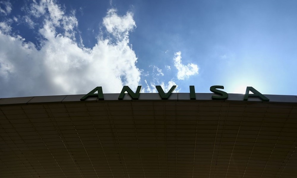 Letreiro da Anvisa na parte superior da fachada