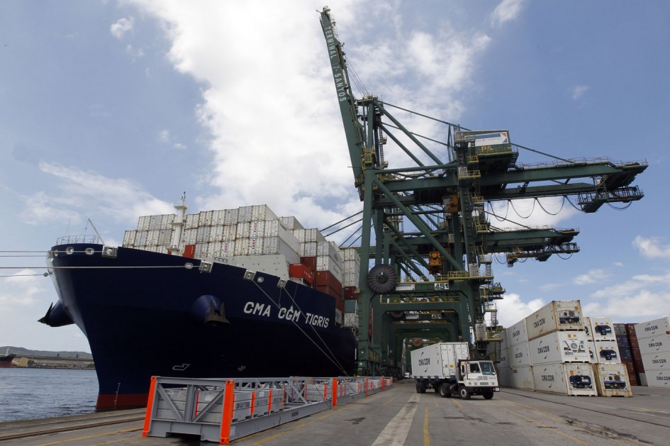 Navio de cargas ancorad no Porto de Santos