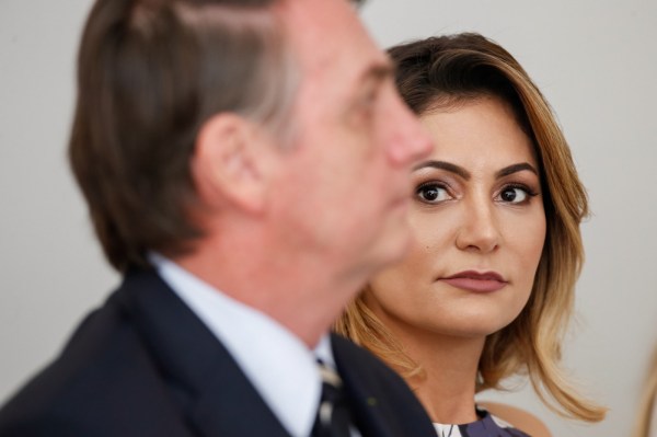 Michelle diz que apoiará Flávio no momento certo: ‘Quem está precisando é o meu marido’