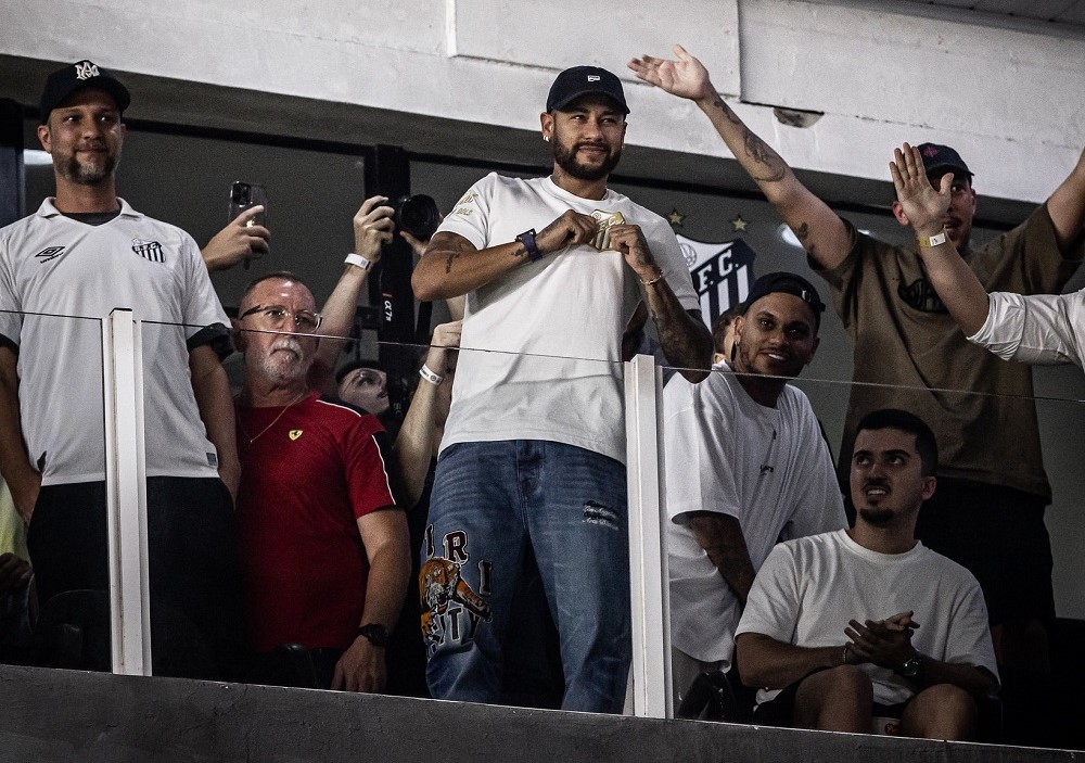 Santos negocia para trazer Neymar de volta antes do meio do ano