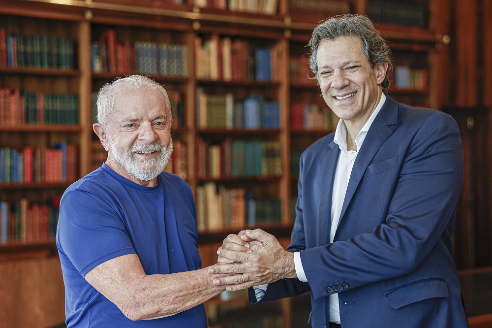 Haddad cancela férias e retorna a Brasília para reunião com Lula