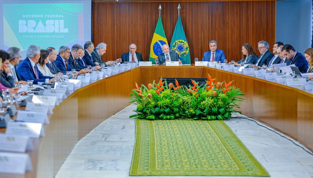Governo oficializa reajuste salarial de servidores