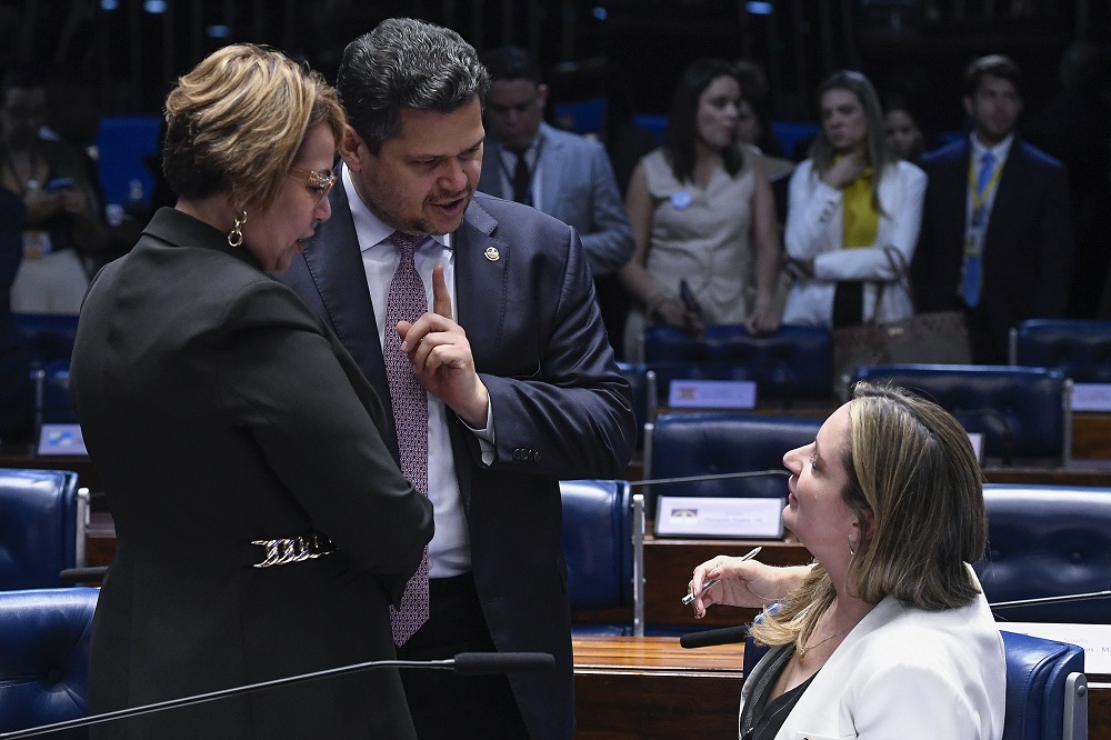 Com votos declarados em Alcolumbre, senadoras suplentes serão substituídas pelos ministros titulares