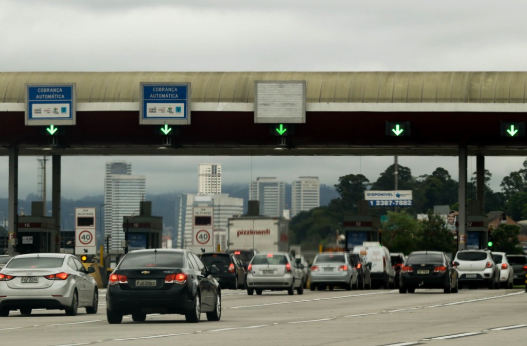 Fluxo de veículos nas rodovias pedagiadas cai 1,2% em dezembro, mas cresce 3,3% em 2024