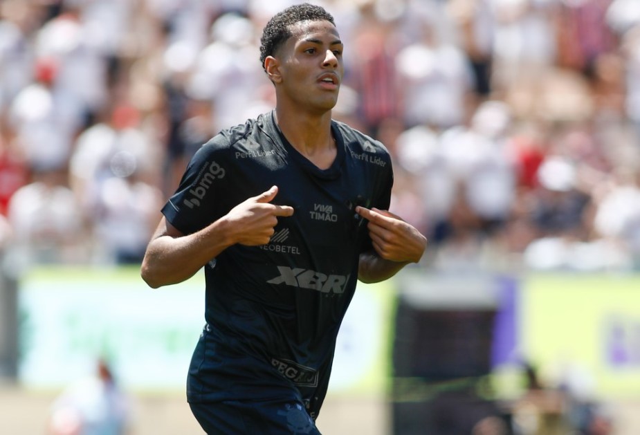 O lateral-esquerdo Denner comemora o gol que abriu o placar na final da Copinha, contra o São Paulo, no Paulo Machado de Carvalho