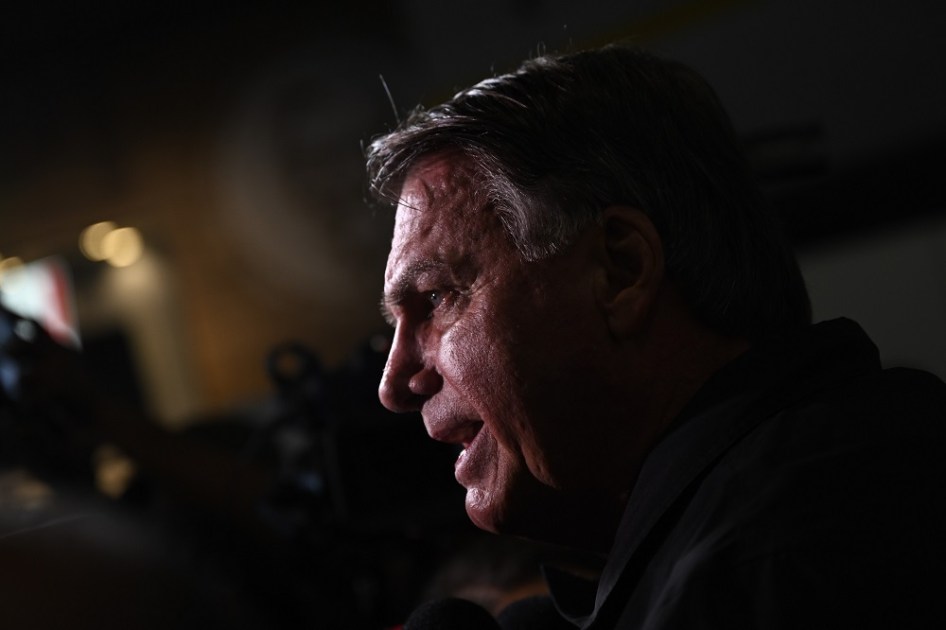 O antigo Presidente do Brasil Jair Bolsonaro observa a partida da sua mulher Michelle Bolsonaro para a tomada de posse do Presidente dos EUA Donald Trump