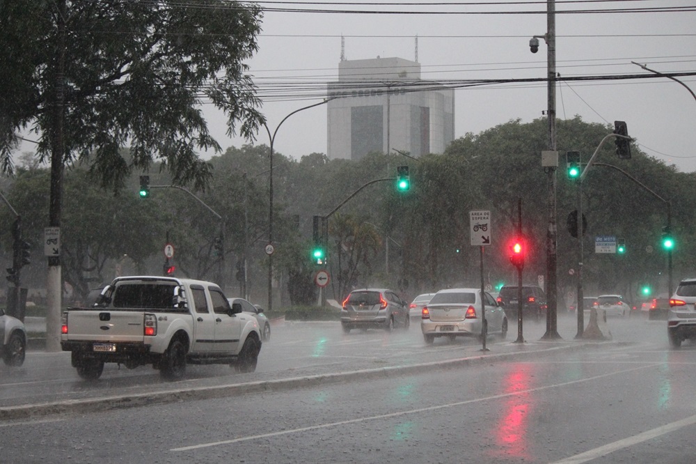Chuva alaga ruas de São Paulo e deixa mais de 40 mil imóveis sem luz no Natal