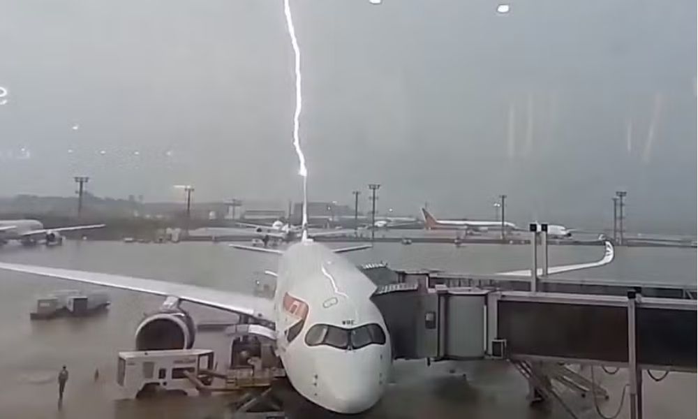 avião atingido por raio em São Paulo