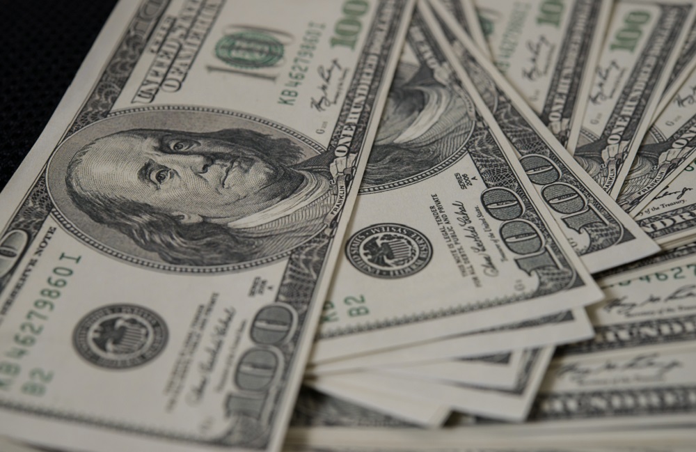 AGU pede informações ao BC e cogita acionar Google judicialmente após ferramenta digital exibir dólar a R$ 6,30