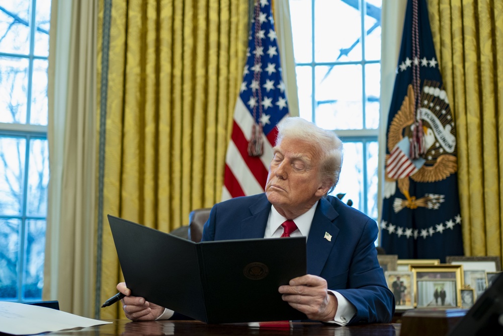 ‘Quer que eu nade?’, diz Trump ao ser questionado se iria ao local do acidente aéreo perto de Washington