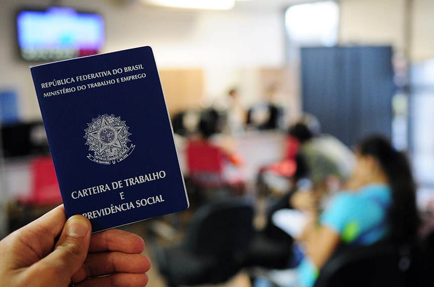 Renda média dos trabalhadores brasileiros cresceu 7,1% em 2023, aponta IBGE