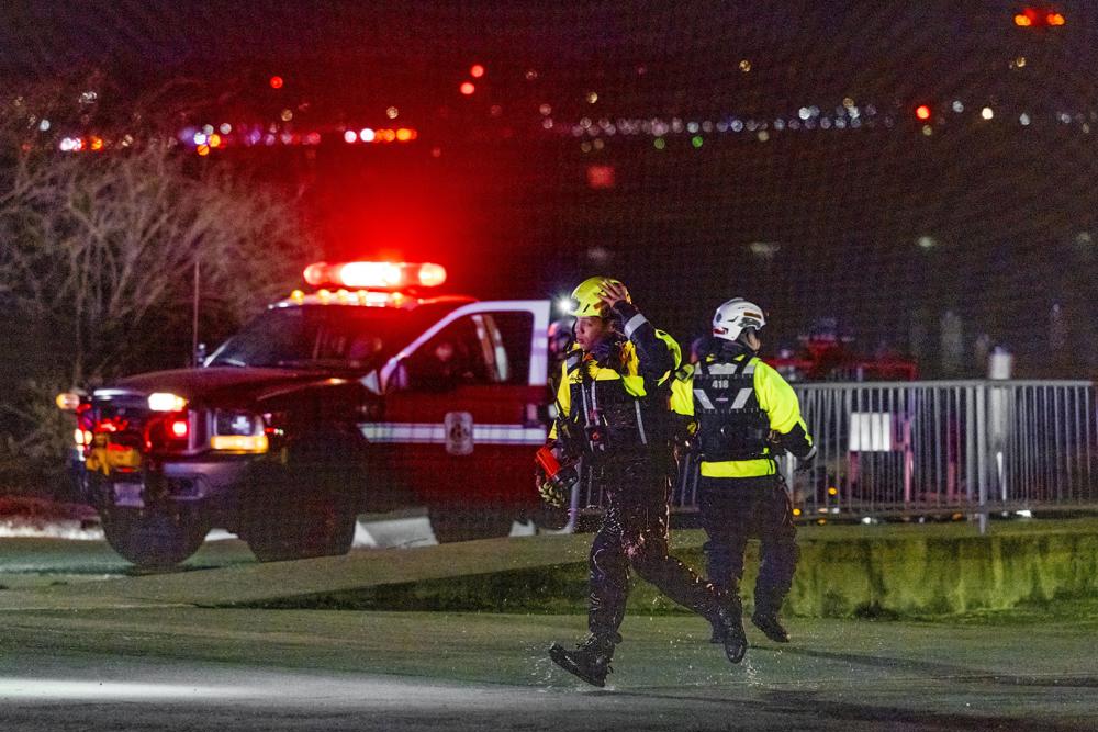 Bombeiros mudam ‘operação de resgate’ para ‘de recuperação’ dos corpos após acidente entre avião e helicóptero nos EUA