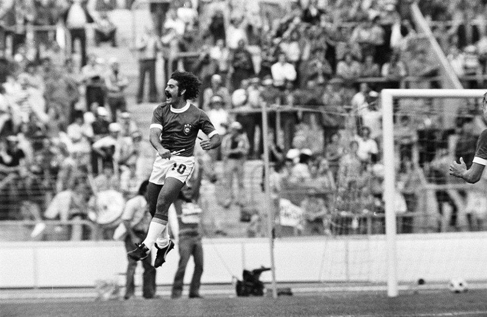 Rivelino comemora seu gol em partida válida pela segunda fase da Copa do Mundo de 74, disputada na Alemanha