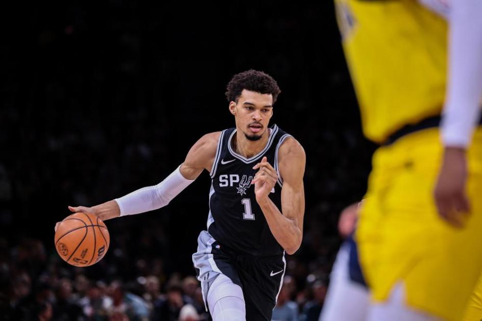 O ala-pivô francês do San Antonio Spurs, Victor Wembanyama, em ação durante a partida dos NBA Paris Games 2025 entre Indiana Pacers e San Antonio Spurs