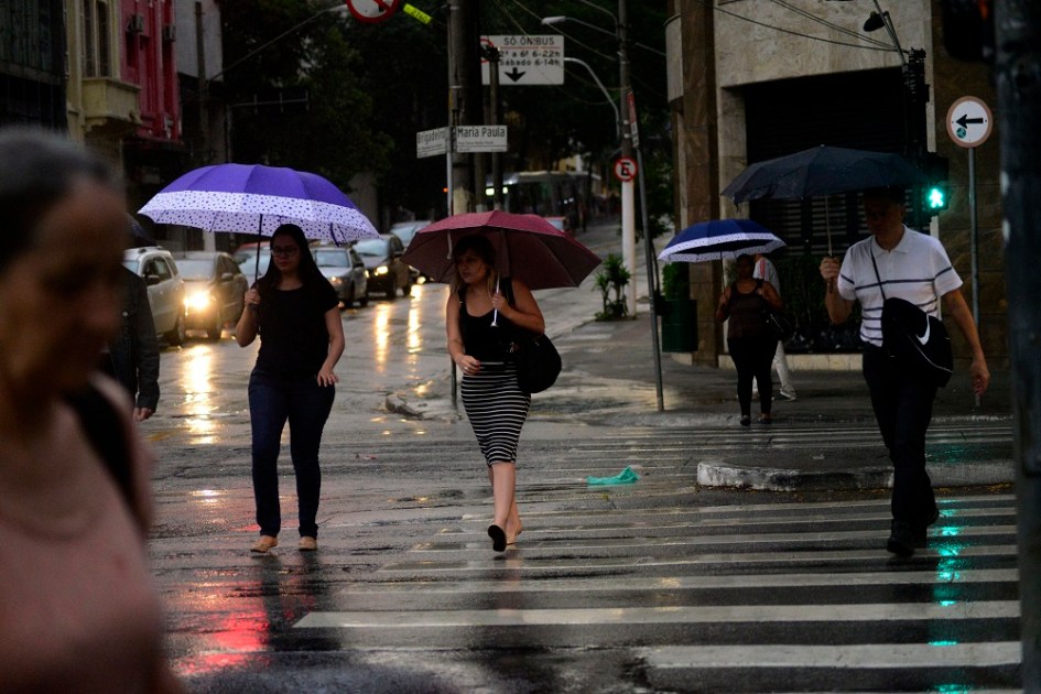 Pedestres enfrentam chuva na região central da cidade de São Paulo