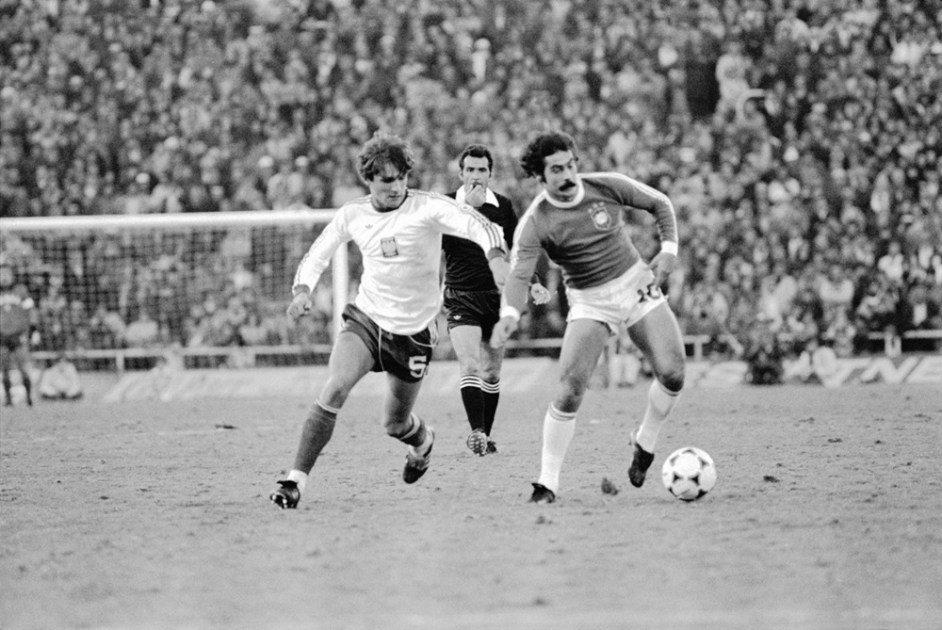 Rivellino (d), da Seleção do Brasil, disputa lance com Kasperczak, da Seleção da Polônia, no jogo válido pela segunda fase da Copa do Mundo
