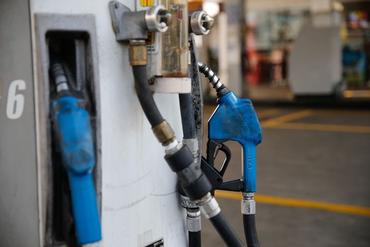 Governo prorroga subvenção à gasolina até 9 de setembro, quando vence MP