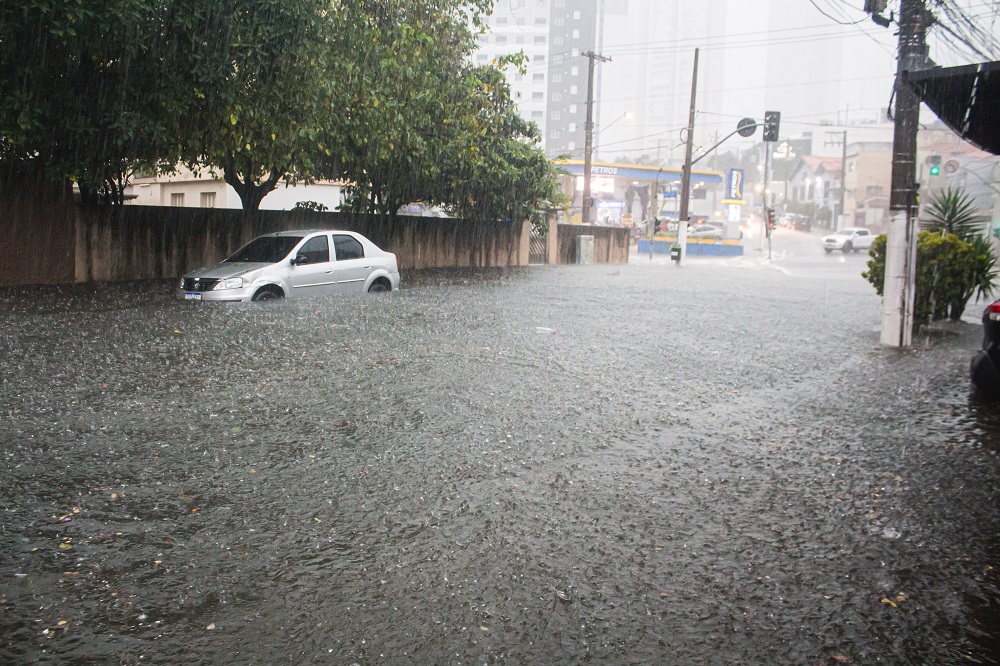 Chuva em São Paulo invade Metrô, derruba teto de shopping e faz Defesa Civil emitir ‘alerta severo’
