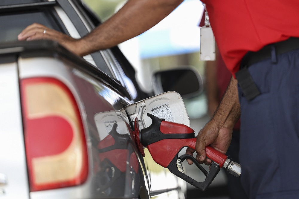 Gasolina sobe, gás de cozinha cai e diesel fica estável na última semana de julho, diz ANP