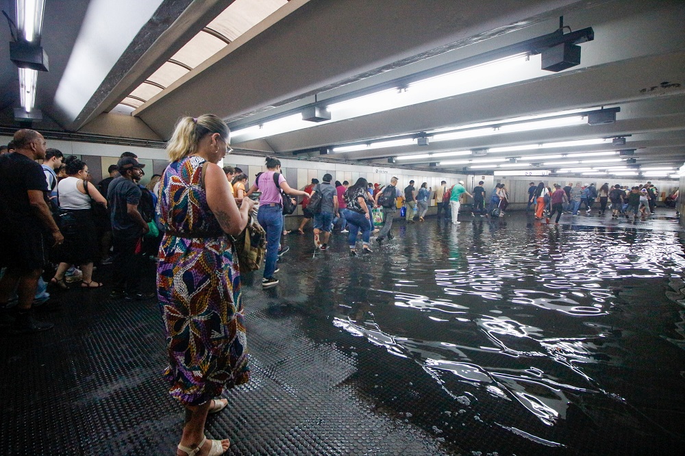 Estações da Linha 1-Azul do metrô voltam a funcionar em São Paulo