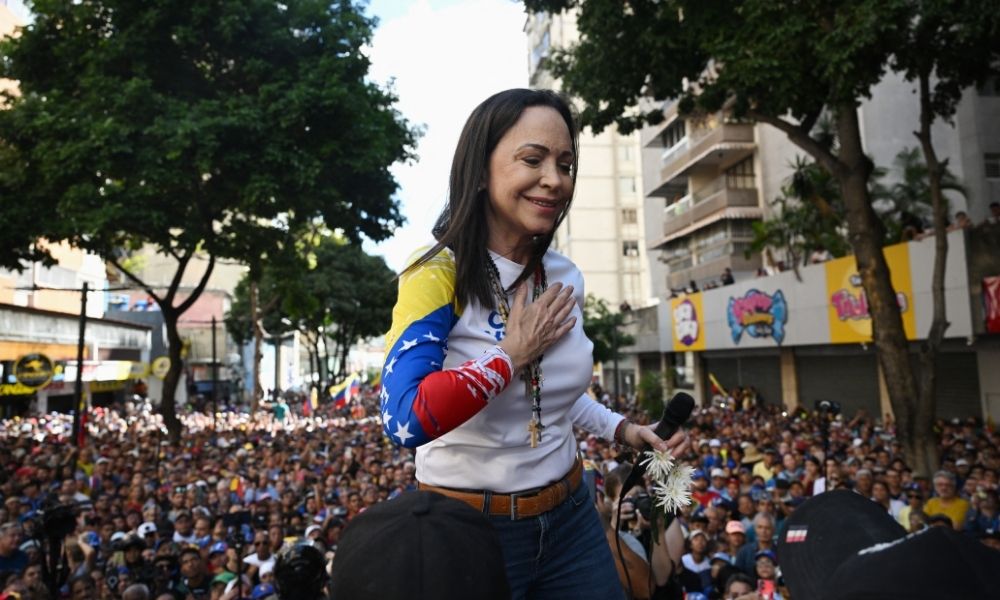 Oposição e chavistas organizam manifestações na Venezuela às vésperas da posse de Maduro 