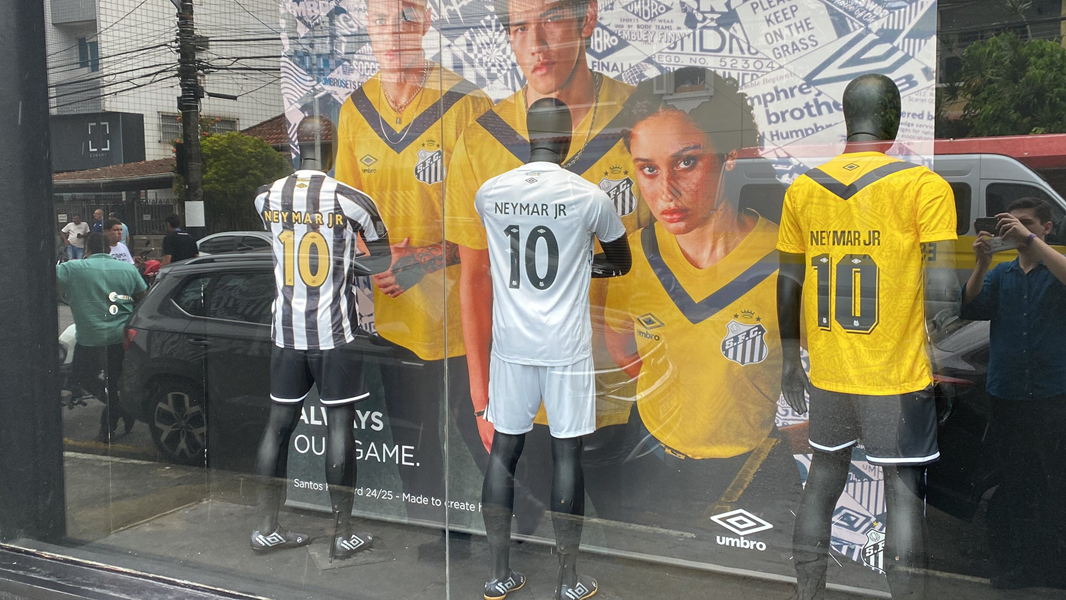 Camisa 10 do Santos de Neymar vira 'febre' na Vila Belmiro mesmo com preço elevado