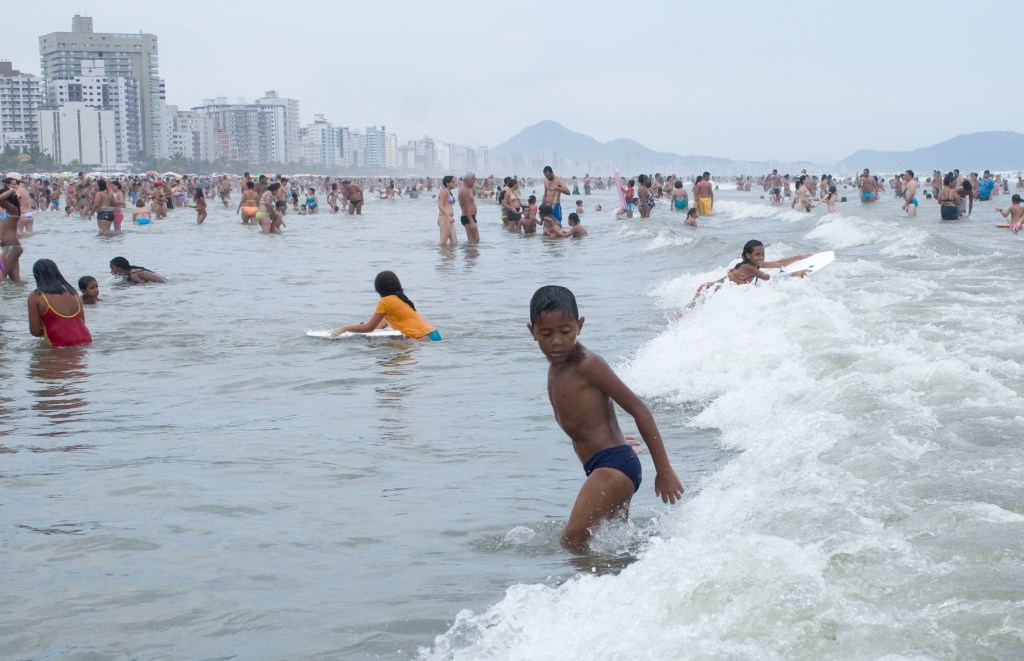 Homem desaparece na Praia Grande após entrar no mar com colchão inflável