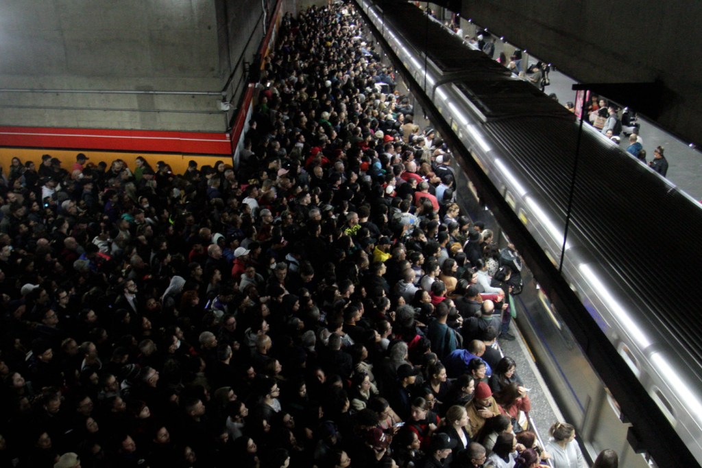 Metrô de São Paulo apresenta falhas nas linhas 1-Azul e 3-Vermelha e causa transtornos na manhã desta terça