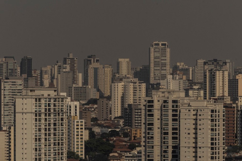 Tempo seco e camada de poluição e fumaça que encobre o céu na cidade de São Paulo, na manhã desta quinta-feira