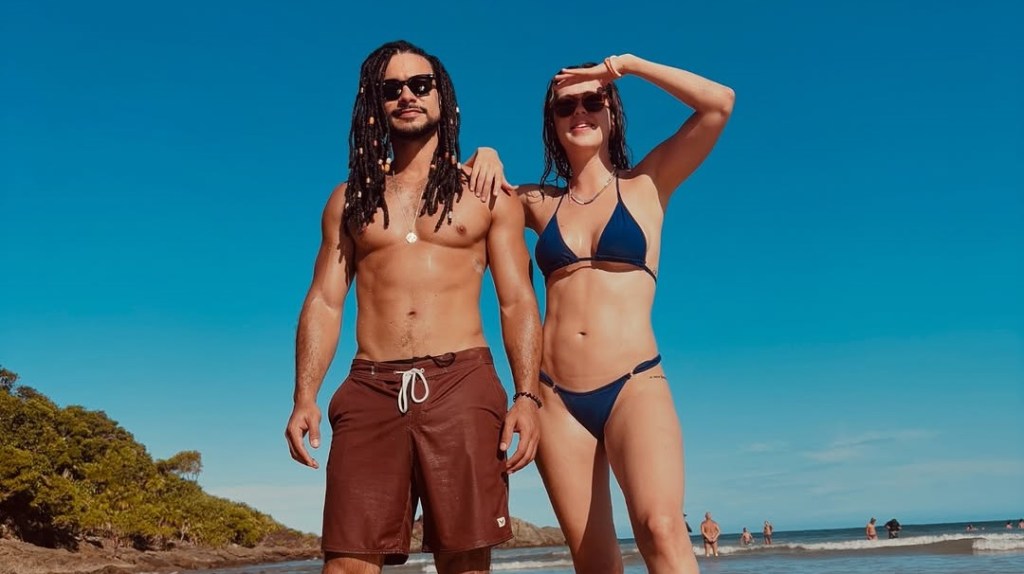 Sérgio Malheiros e Sophia Abrahão compartilham momentos românticos em  Itacaré (BA)