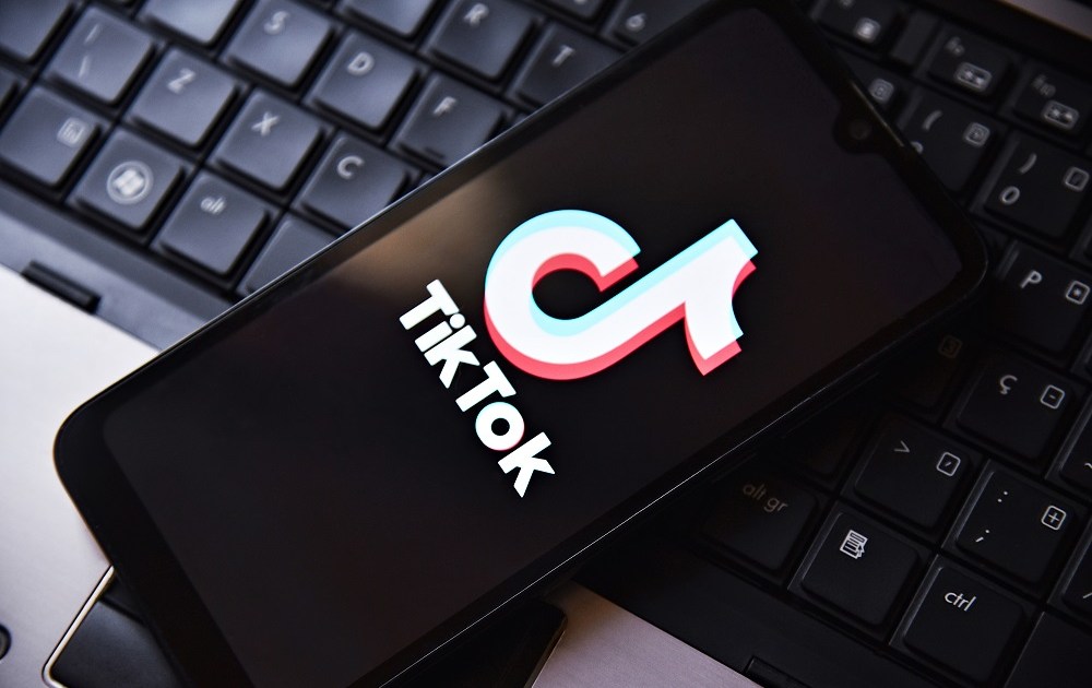 Agência federal multa TikTok em R$ 153,7 milhões por falhas na proteção de menores | Jovem Pan