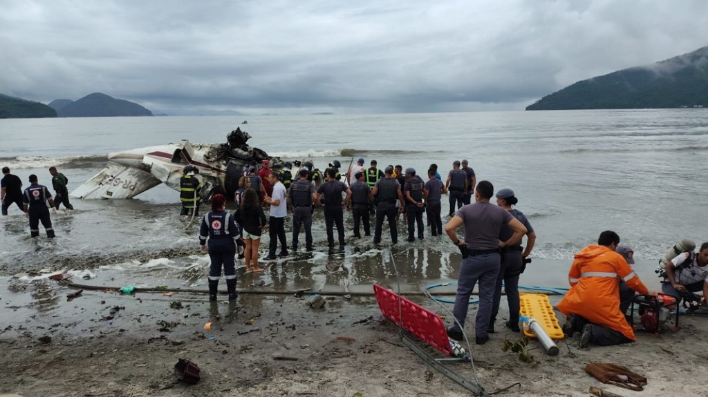 Avião atravessa avenida, explode em praia de Ubatuba e deixa ao menos um morto