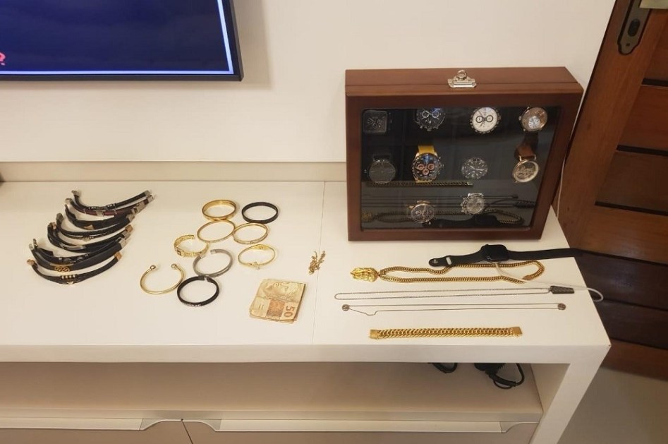 Pulseiras e relógios apreendidos pela Polícia Federal