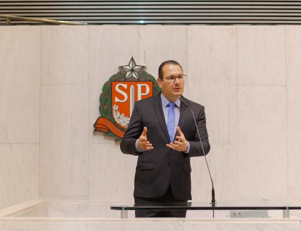 Deputado questiona governo Tarcísio sobre demissão de auxiliares de alunos com autismo