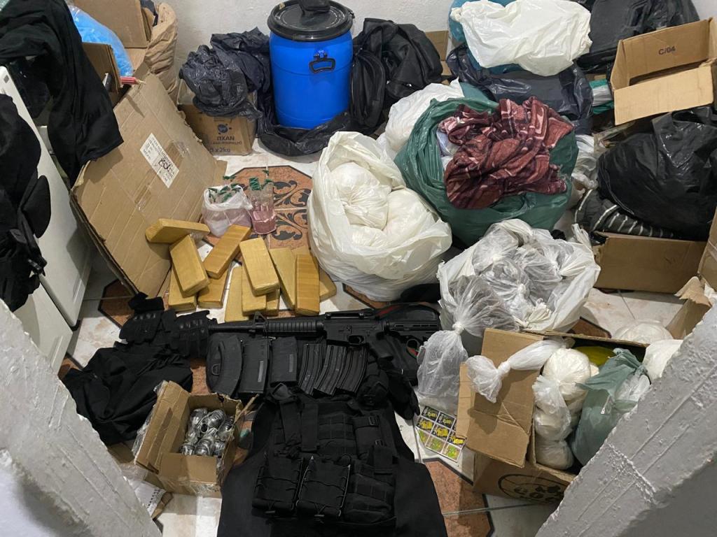 Polícia Federal e Rota encontram fuzil, granada e 50 kg de drogas em Paraisópolis