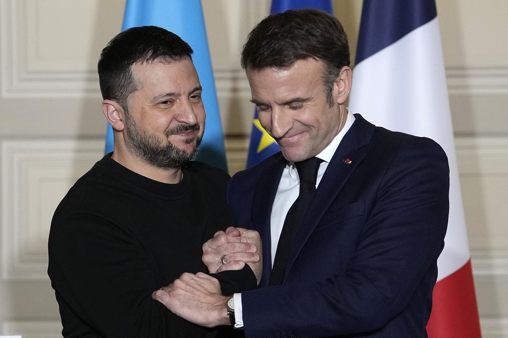 Macron declara que apenas Zelensky pode negociar pela Ucrânia