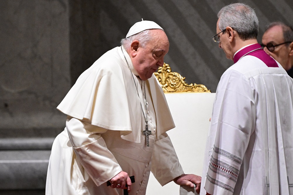 Papa Francisco apresenta dificuldades respiratórias durante cerimônia no Vaticano