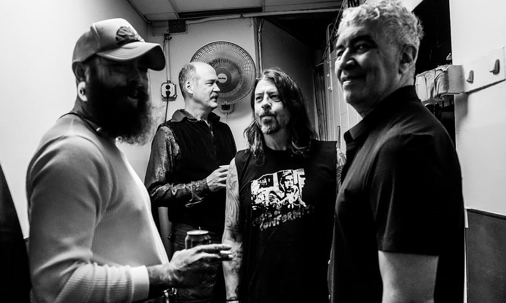 Nirvana se reúne com Post Malone para performance marcante de 'Smells Like Teen Spirit'