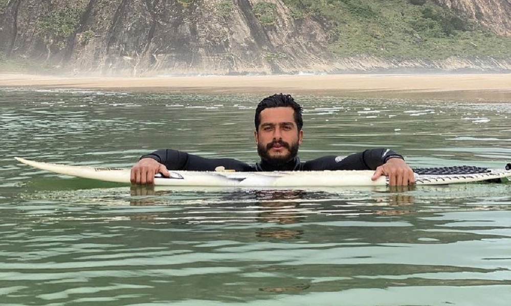 Surfista brasileiro enfrenta ondas de quase 30 metros em Portugal; veja foto