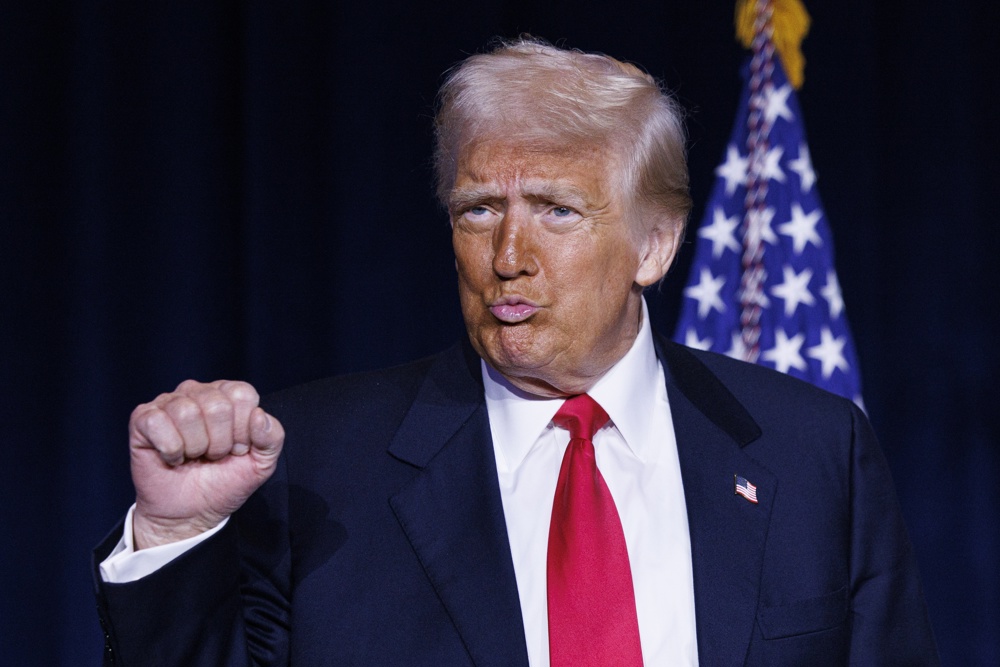Trump vence batalha judicial e mantém fim de isenção para compras de até US$ 800