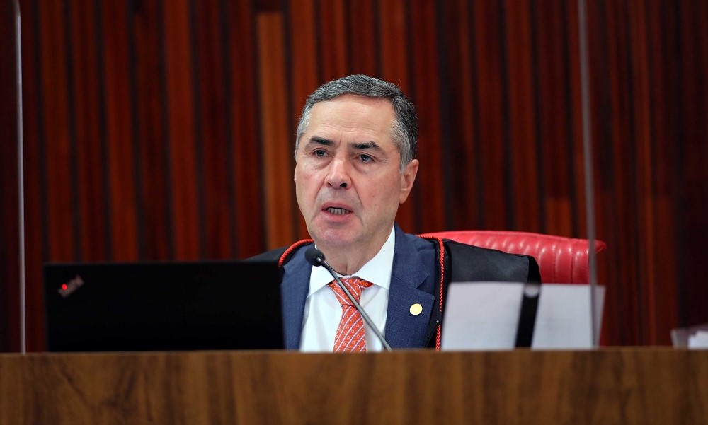 Luís Roberto Barroso, sem máscara, em sua cabine no TSE