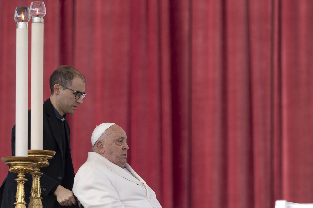 ‘Condição clínica, embora continue crítica, registrou uma leve melhor’ afirma Vaticano sobre Papa Francisco
