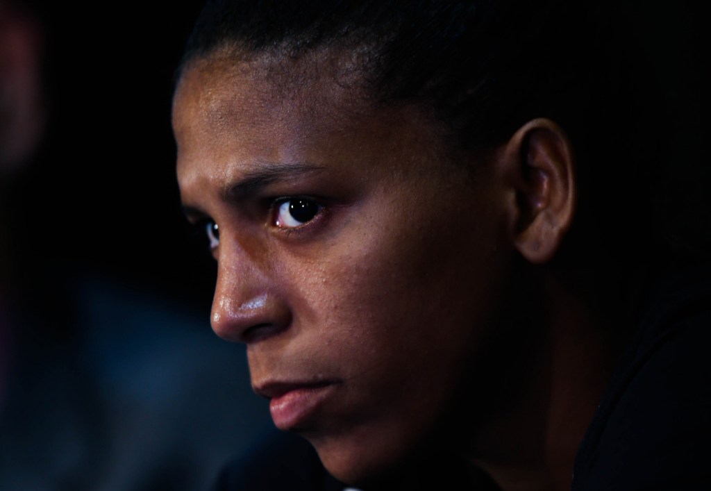 Rafaela Silva cai nas oitavas e judô brasileiro fica sem medalhas no primeiro dia do Grand Slam de Paris